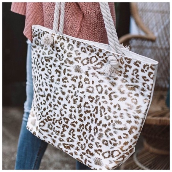 Handbags - 🎉HP🎉Gold Metallic Leopard Tote Bag!!